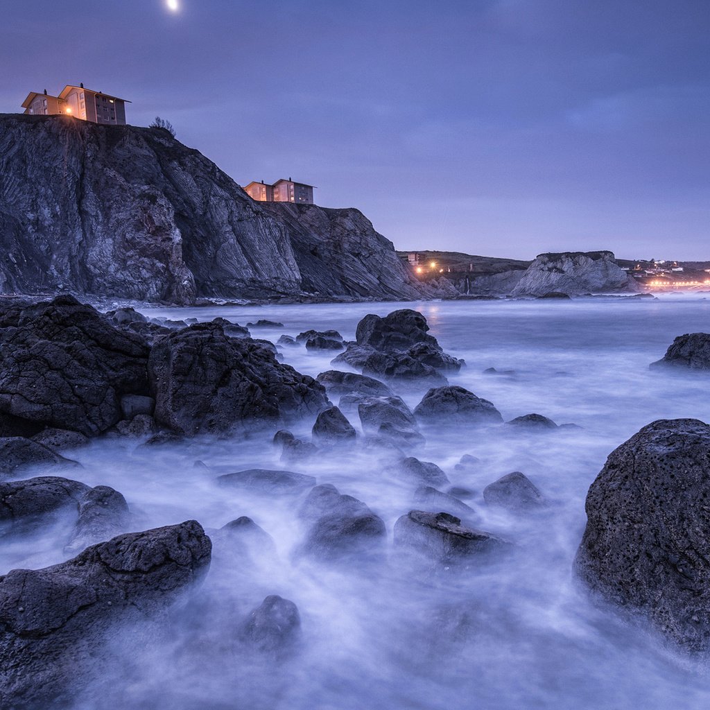 Обои скалы, камни, берег, домики, испания, бискайский залив, rocks, stones, shore, houses, spain, the bay of biscay разрешение 1920x1080 Загрузить