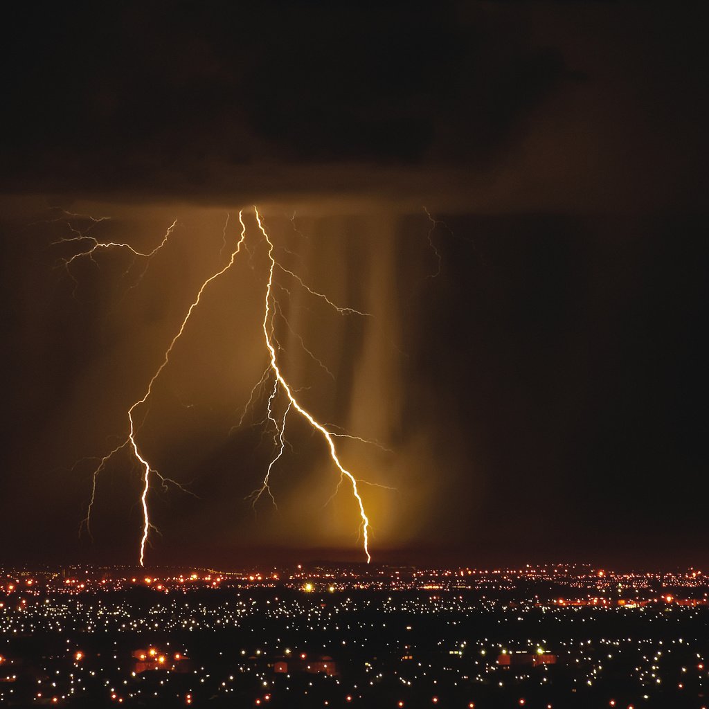 Обои огни, молния, город, lights, lightning, the city разрешение 2560x1600 Загрузить