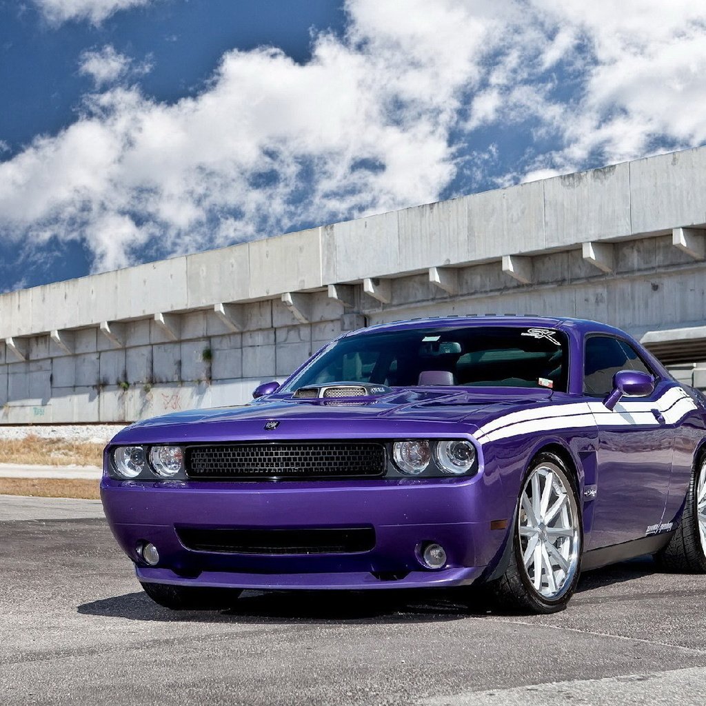 Dodge Challenger пурпурный