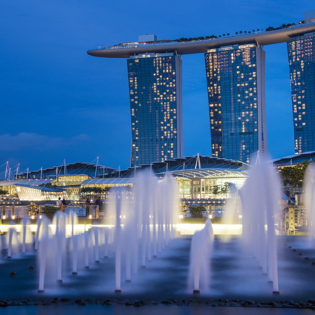 Обои огни, архитектура, голубая, фонтаны, неба, высотки, сингапур, gardens by the bay, ноч, night, lights, architecture, blue, fountains, sky, skyscrapers, singapore разрешение 1920x1080 Загрузить