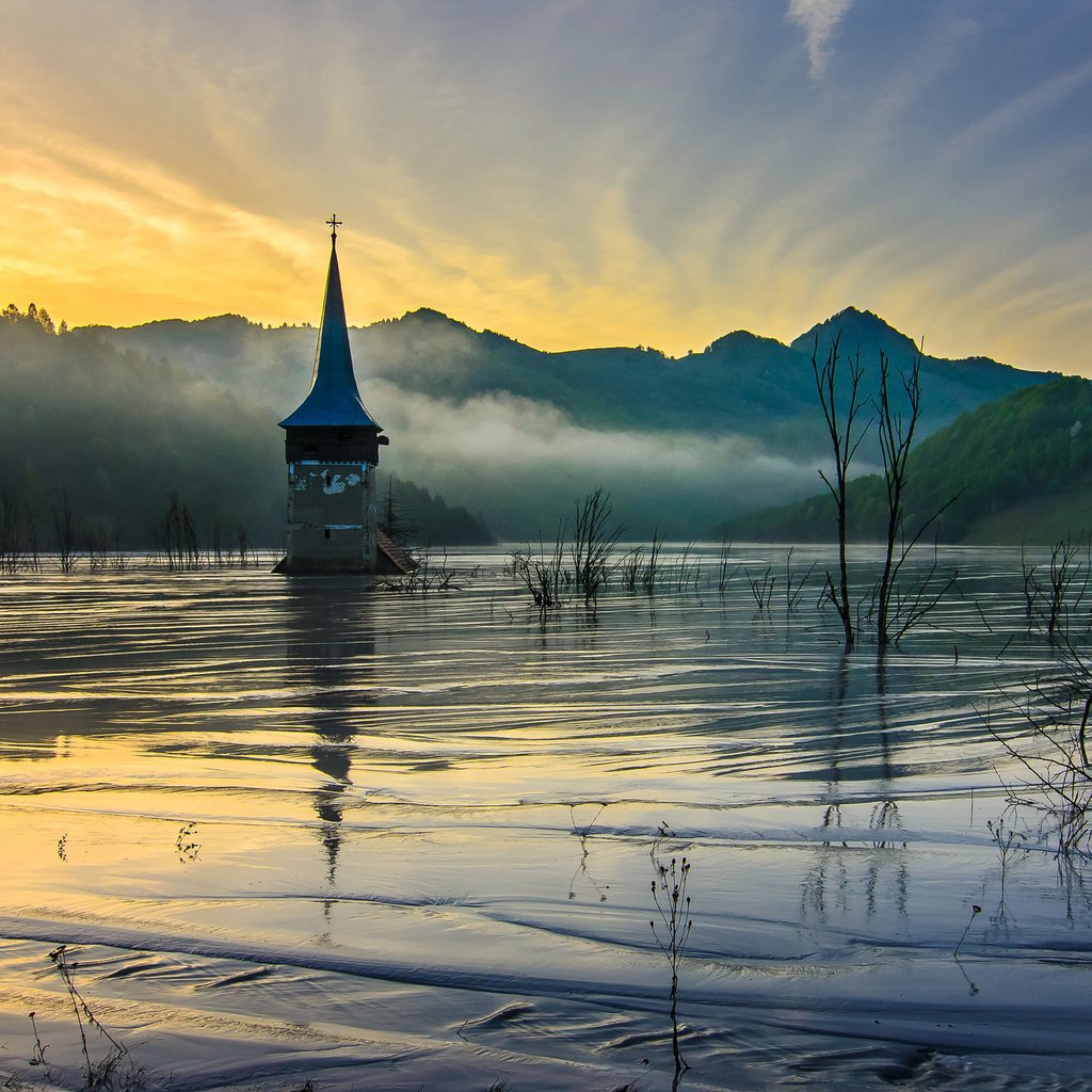 Обои горы, утро, туман, рассвет, весна, церковь, низина, затопленная, mountains, morning, fog, dawn, spring, church, lowland, flooded разрешение 2048x1356 Загрузить