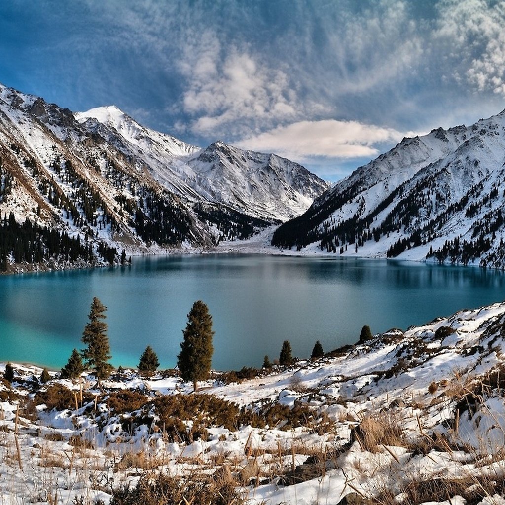 Обои озеро в заснеженных горах, lake in the snowy mountains разрешение 2560x1600 Загрузить