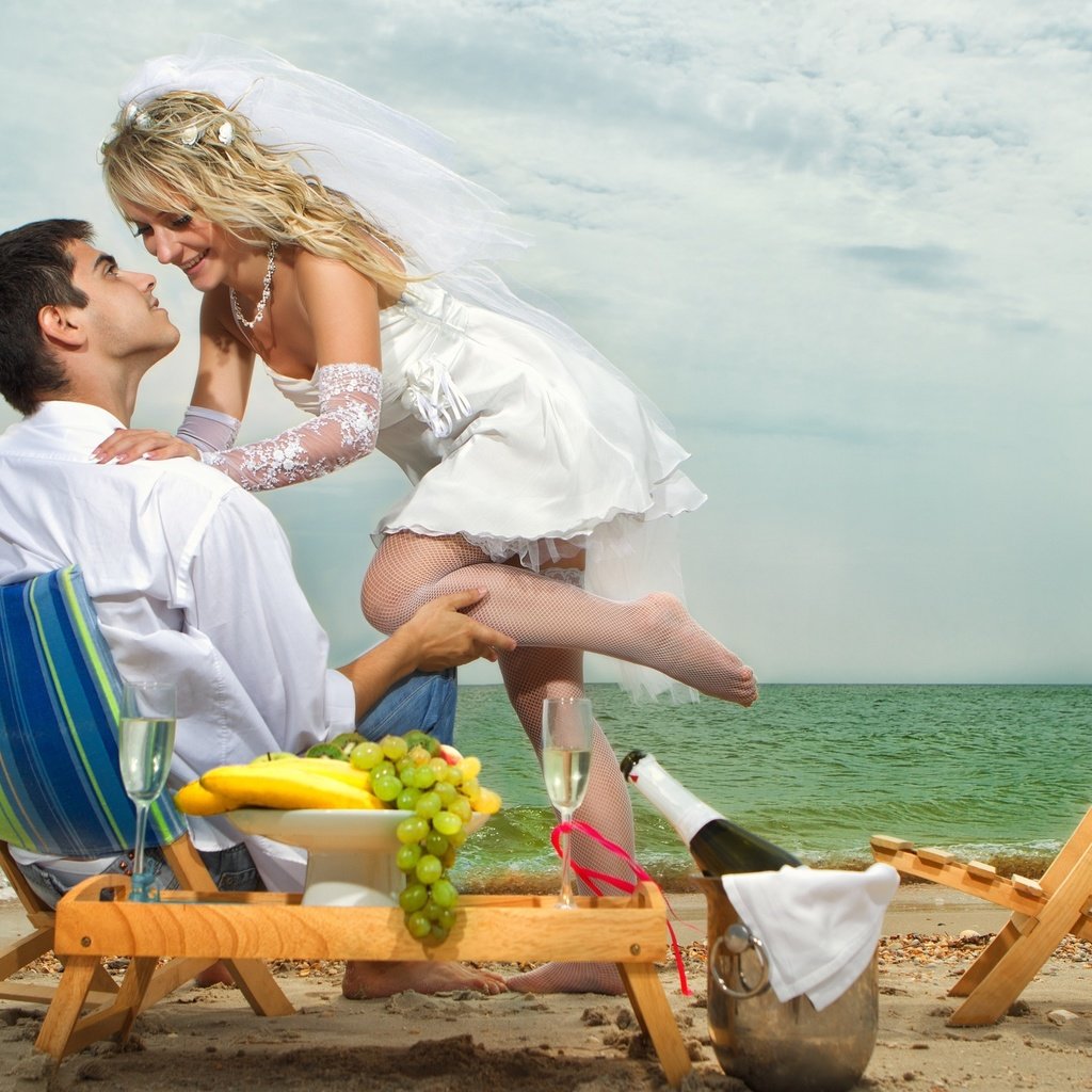 Обои девушка, море, пляж, парень, жених, невеста, фата, girl, sea, beach, guy, the groom, the bride, veil разрешение 2560x1600 Загрузить