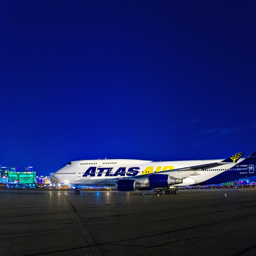 Обои ночь, огни, самолет, boeing 747, воинг 747, night, lights, the plane, boing 747 разрешение 2560x1600 Загрузить