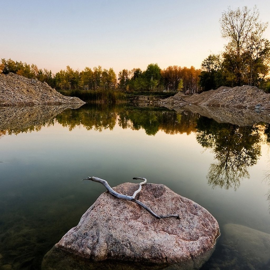 Обои небо, озеро, камень в озере, the sky, lake, the stone in the lake разрешение 2560x1440 Загрузить