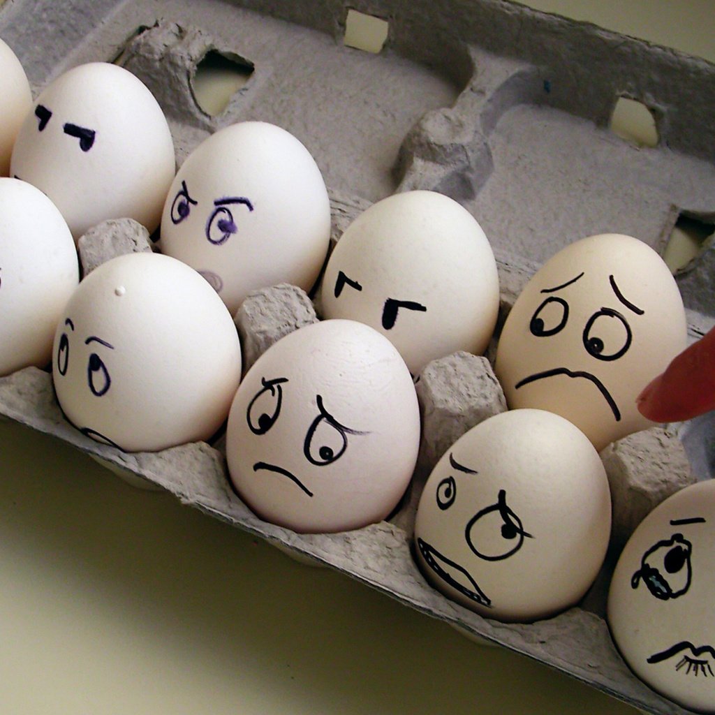 Обои яйца, страх, коробка, эмоции, слезы, eggs, fear, box, emotions, tears разрешение 1920x1200 Загрузить