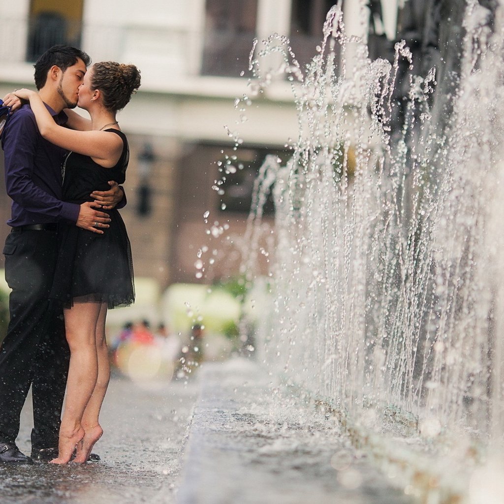 Обои девушка и парень целуются у фонтана, влюбленная пара, girl and guy kissing by the fountain, a couple in love разрешение 1920x1080 Загрузить