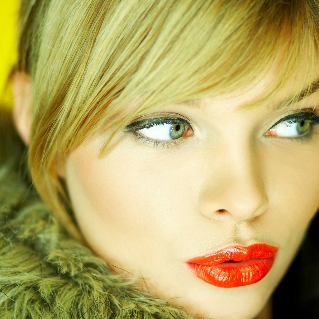 Обои блондинка, взгляд, губы, лицо, помада, воротник, алые губы, blonde, look, lips, face, lipstick, collar, red lips разрешение 1920x1200 Загрузить