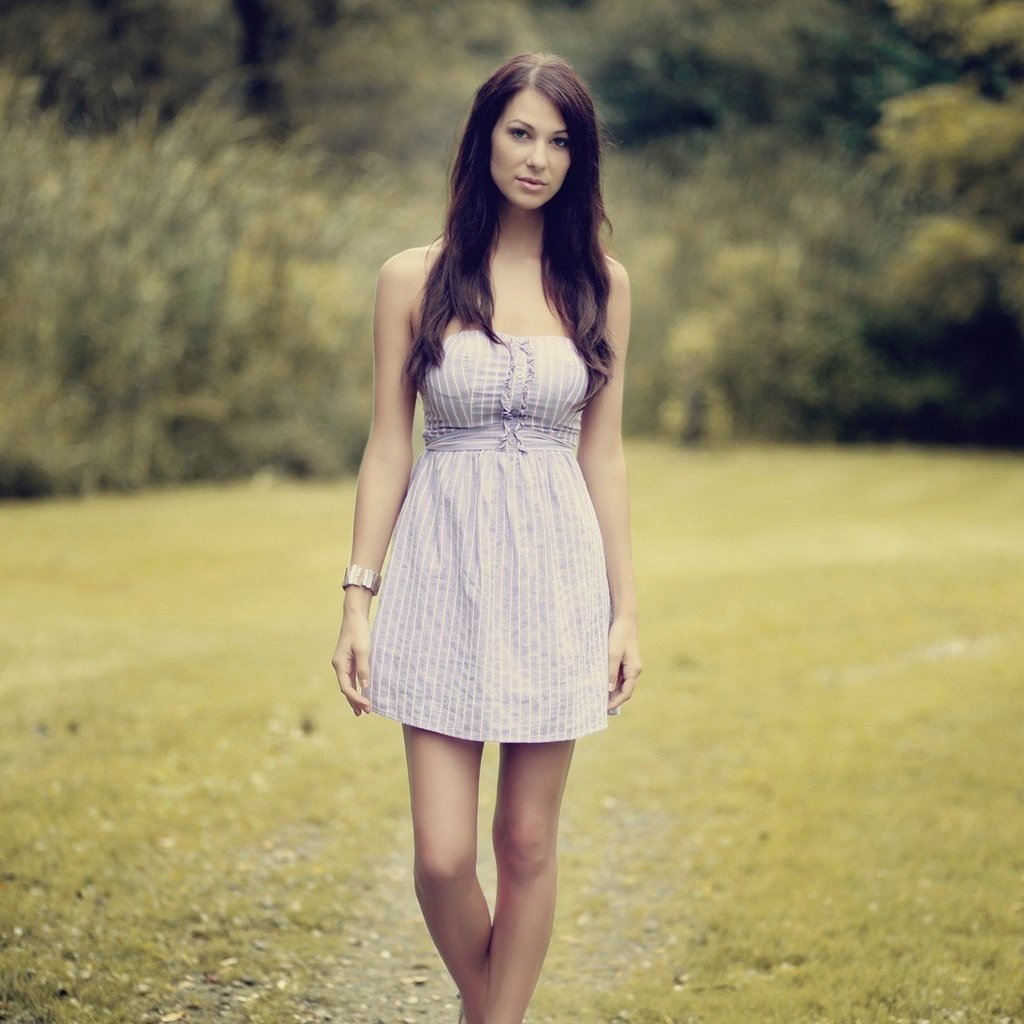 Обои природа, девушка, платье, поза, брюнетка, взгляд, ножки, nature, girl, dress, pose, brunette, look, legs разрешение 1920x1080 Загрузить