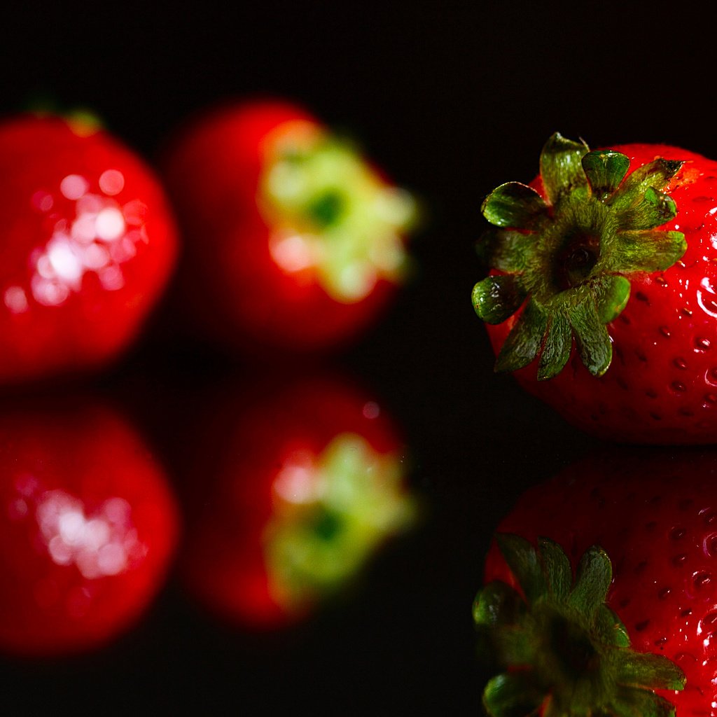 Обои отражение, красная, клубника, черный фон, ягоды, reflection, red, strawberry, black background, berries разрешение 2560x1600 Загрузить