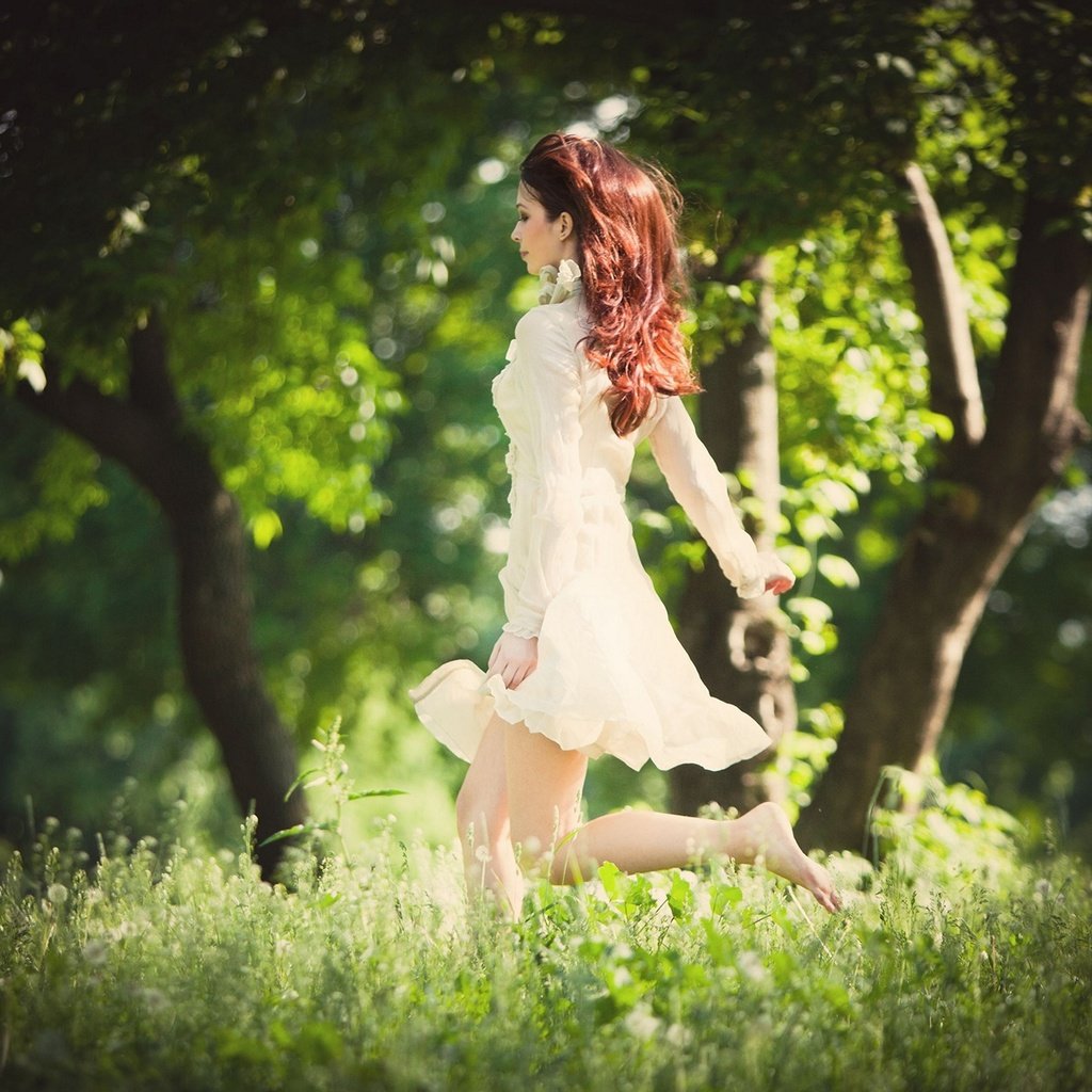 Обои лес, девушка, настроение, бег, женщина, шатенка, forest, girl, mood, running, woman, brown hair разрешение 1920x1200 Загрузить