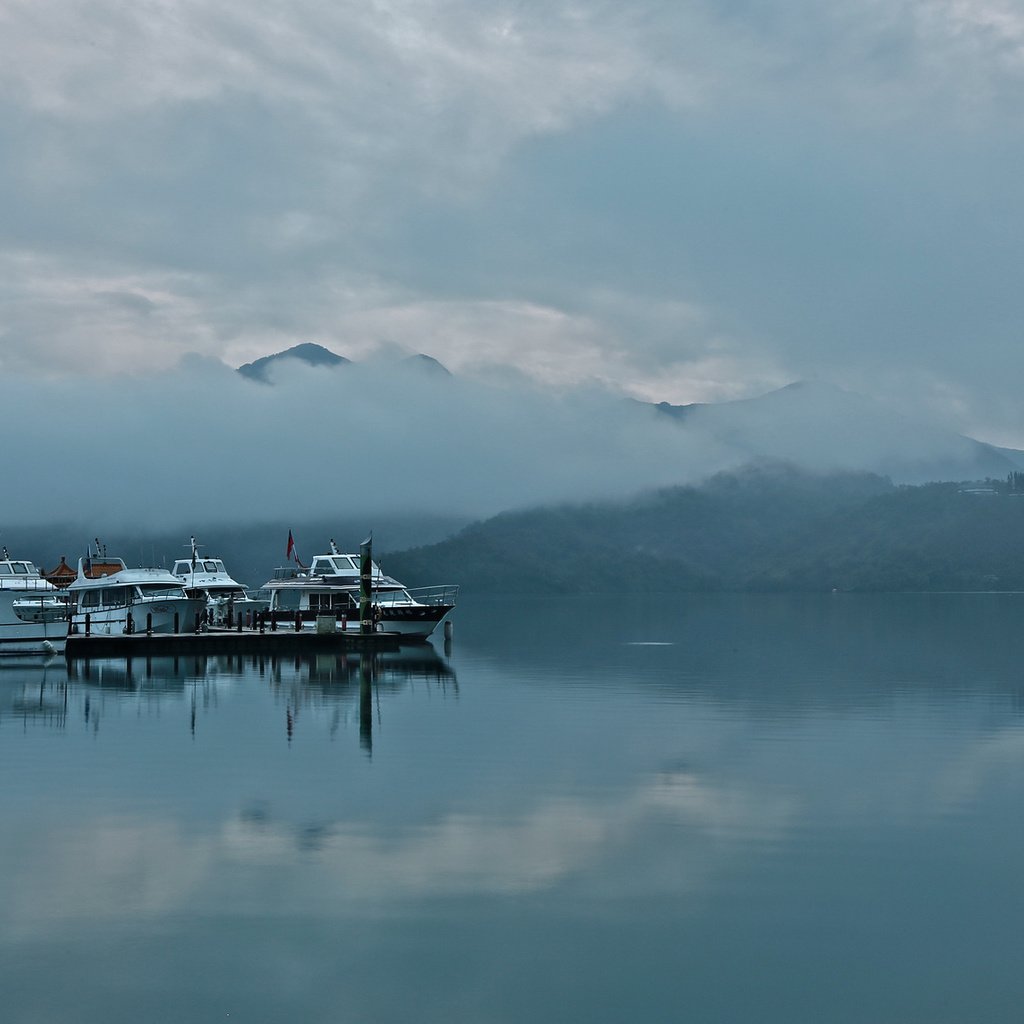 Обои горы, туман, лодки, залив, mountains, fog, boats, bay разрешение 2048x1144 Загрузить