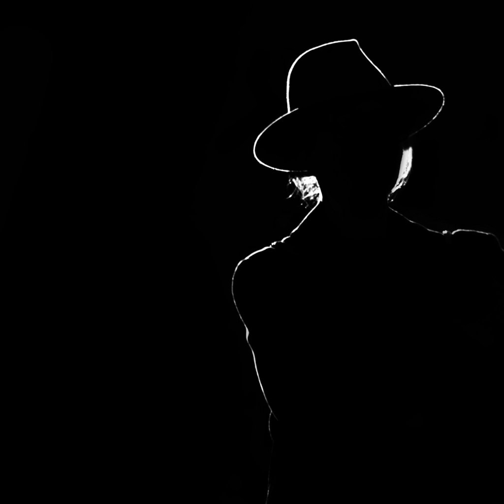 Обои девушка, силуэт, чёрно-белый, шляпа, girl, silhouette, black and white, hat разрешение 2560x1600 Загрузить