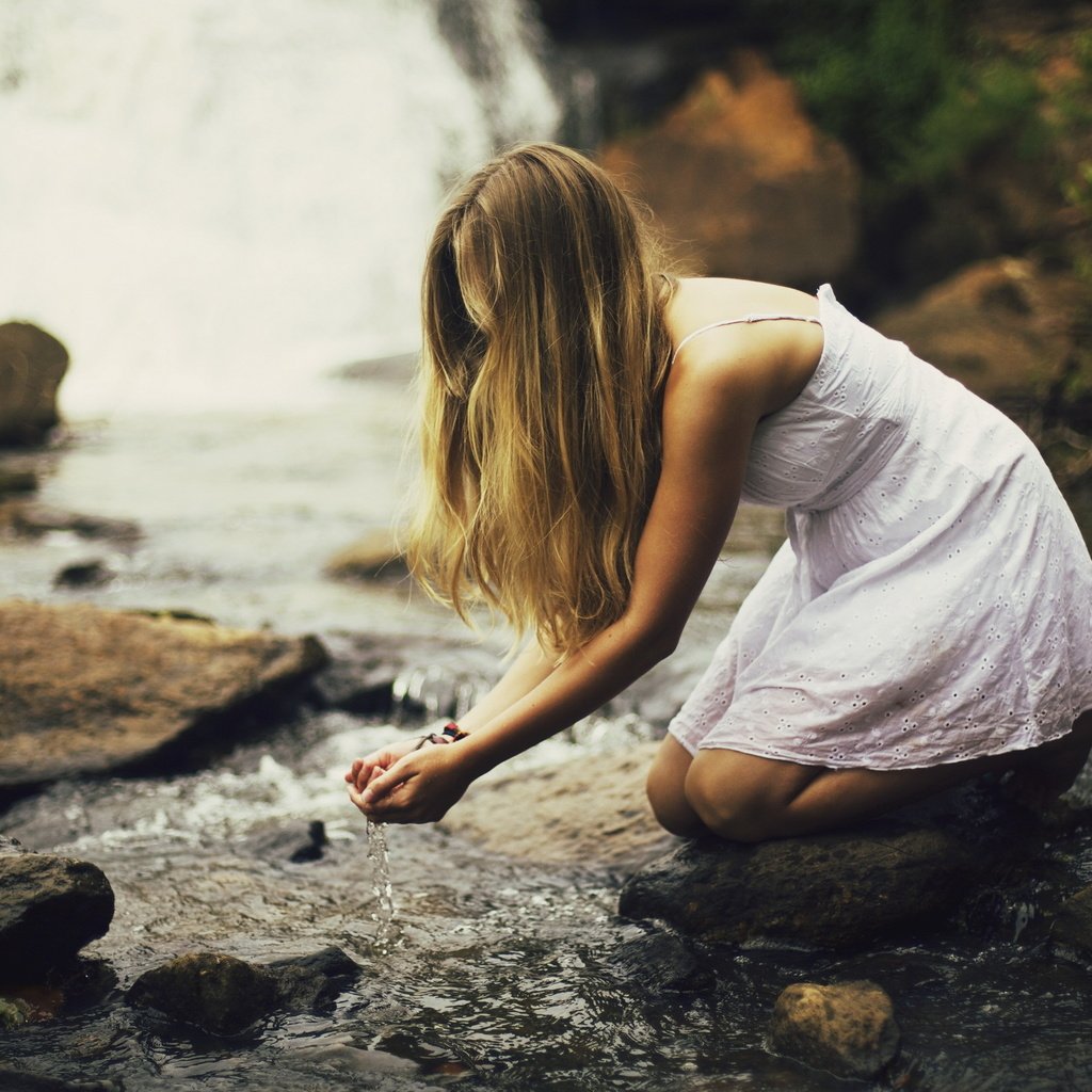 Обои вода, камни, девушка, блондинка, ручей, water, stones, girl, blonde, stream разрешение 2560x1600 Загрузить