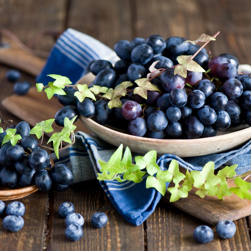 Обои виноград, доска, черника, натюрморт, grapes, board, blueberries, still life разрешение 2000x1331 Загрузить