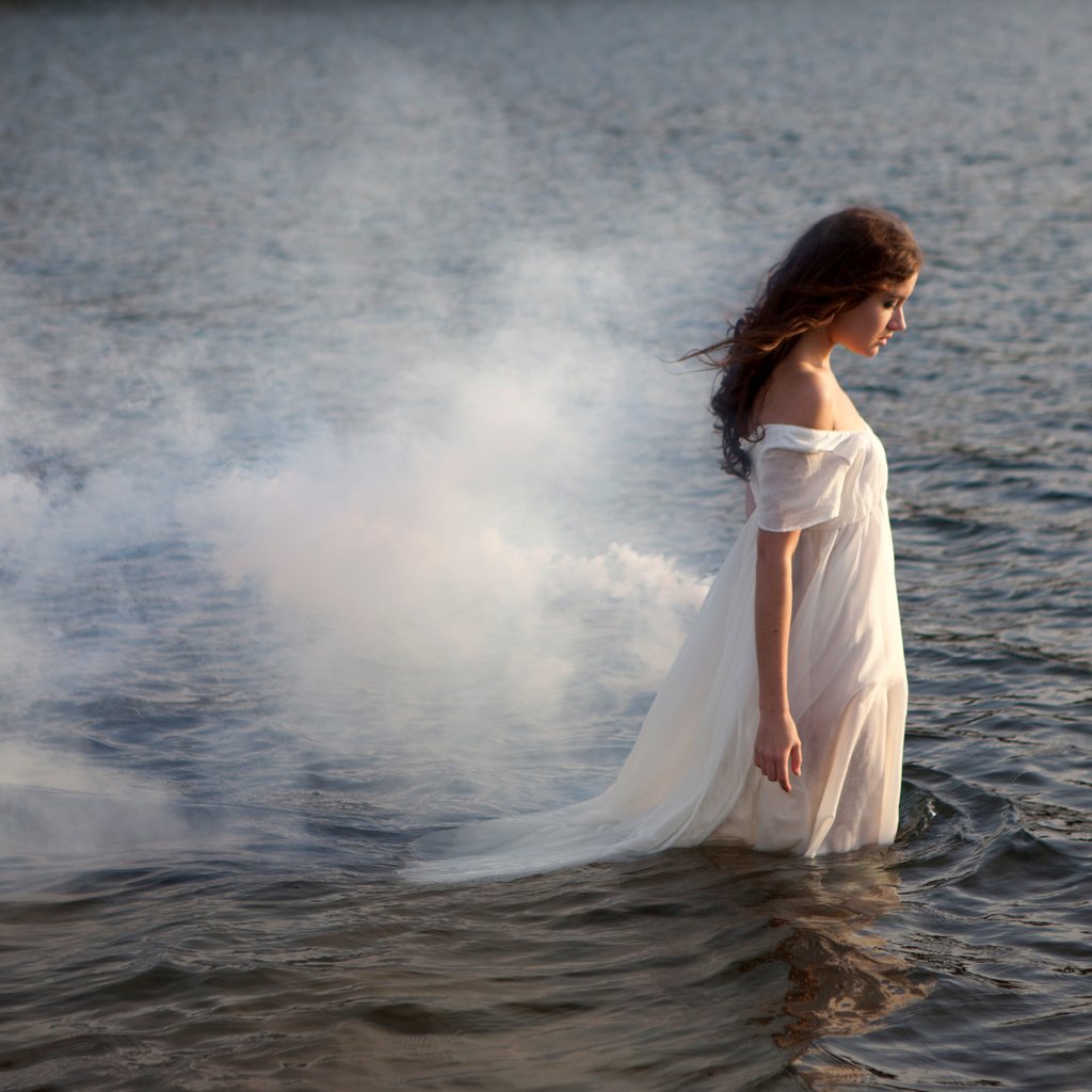 Обои вода, девушка, платье, дым, шатенка, water, girl, dress, smoke, brown hair разрешение 4759x2848 Загрузить