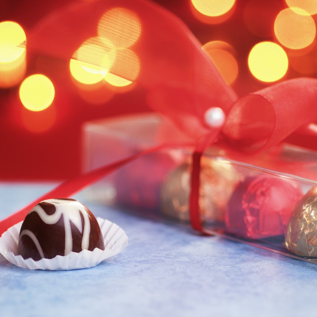 Обои огни, конфеты, лента, подарок, сладкое, боке, коробочка, lights, candy, tape, gift, sweet, bokeh, box разрешение 4202x2791 Загрузить