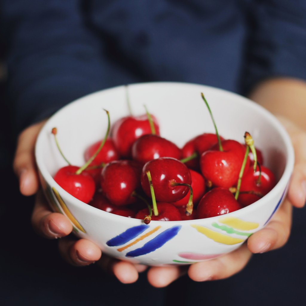 Обои черешня, ягоды, много, руки, тарелка, ладони, миска, cherry, berries, a lot, hands, plate, palm, bowl разрешение 5184x3456 Загрузить