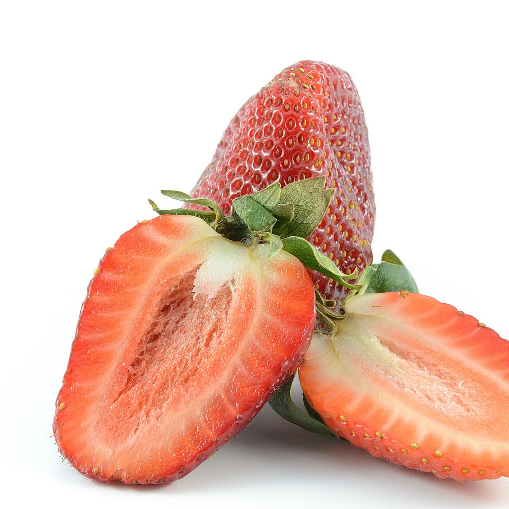 Обои клубника, ягоды, белый фон, дольки, strawberry, berries, white background, slices разрешение 2048x1356 Загрузить