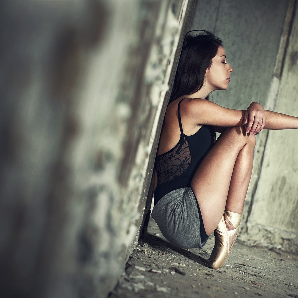 Обои девушка, сидит, балерина, пуанты, girl, sitting, ballerina, pointe shoes разрешение 2000x1335 Загрузить