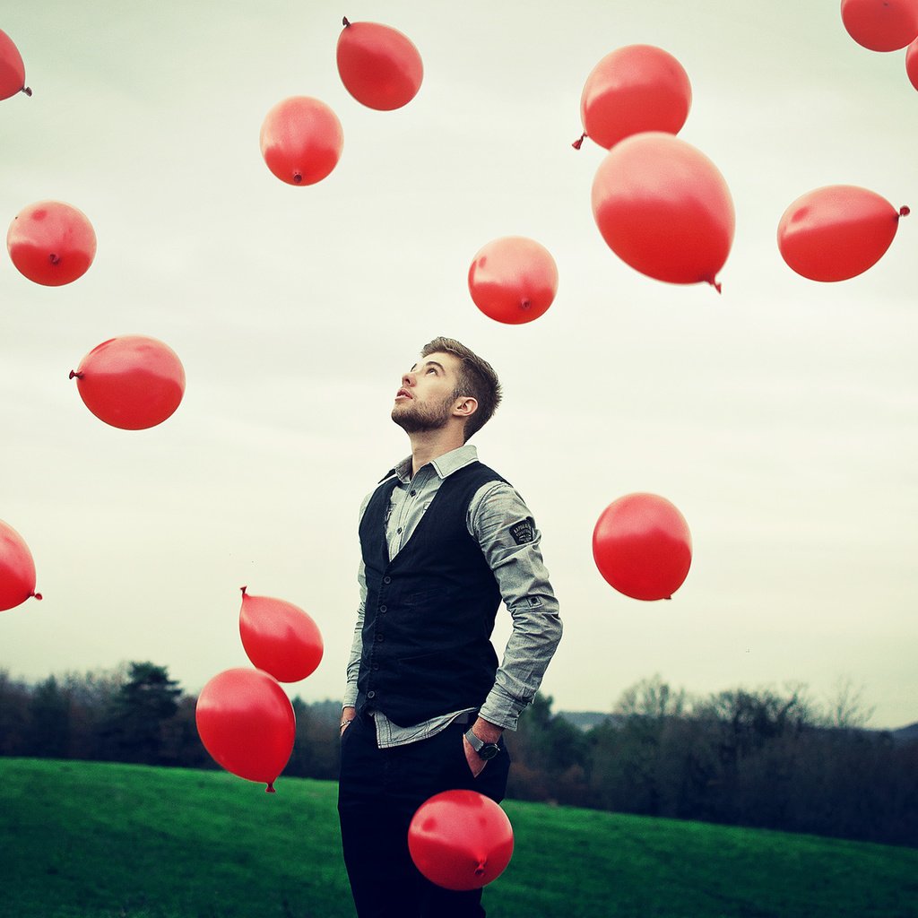 Обои небо, настроение, парень, воздушные шарики, the sky, mood, guy, balloons разрешение 2000x1328 Загрузить
