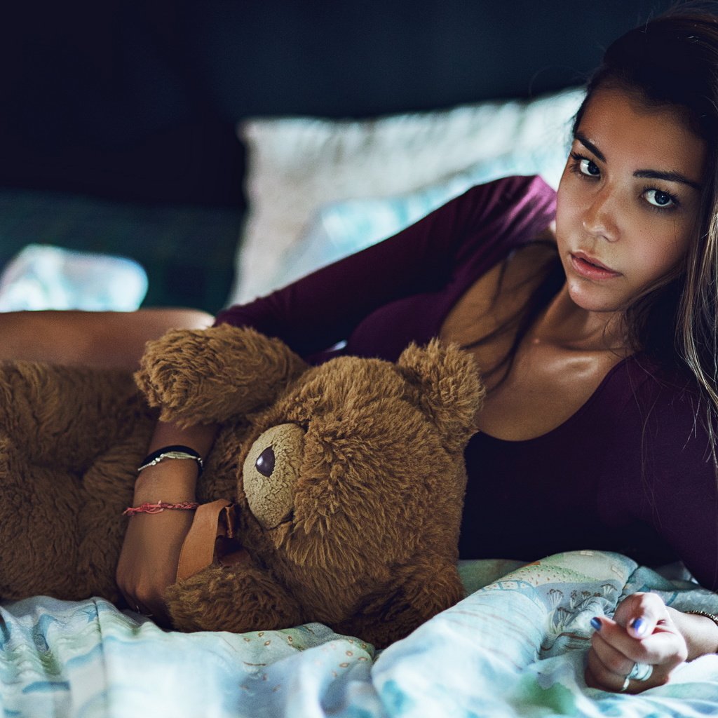 Обои девушка, взгляд, мишка, игрушка, модель, длинные волосы, плюшевый медведь, girl, look, bear, toy, model, long hair, teddy bear разрешение 2560x1709 Загрузить