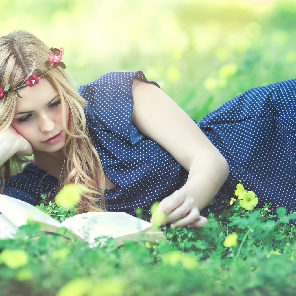 Обои девушка, блондинка, модель, венок, книга, кери рут гарсия, girl, blonde, model, wreath, book, keri rut garcia разрешение 2048x1269 Загрузить