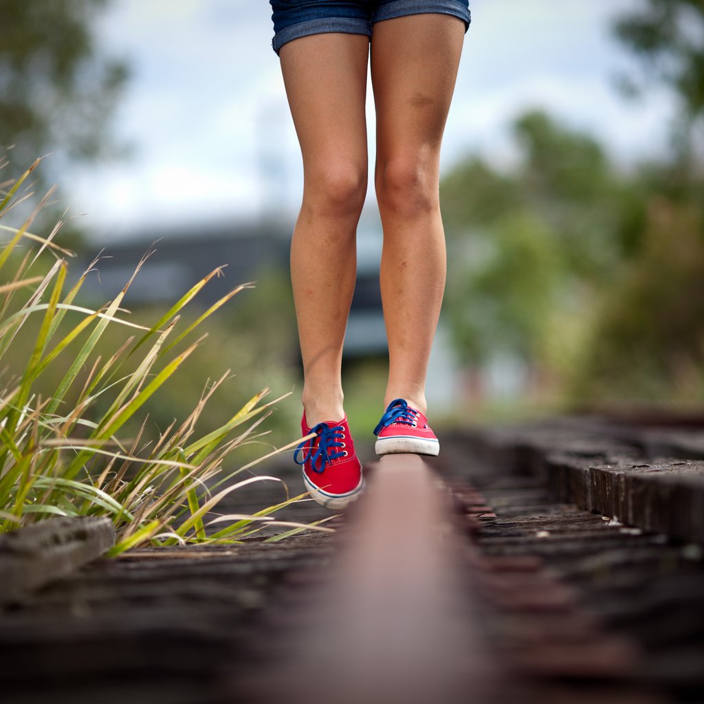 Обои железная дорога, девушка, кеды, ноги, railroad, girl, sneakers, feet разрешение 2000x1333 Загрузить