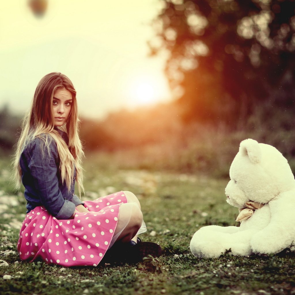 Обои трава, природа, девушка, плюшевый медведь, grass, nature, girl, teddy bear разрешение 2560x1628 Загрузить