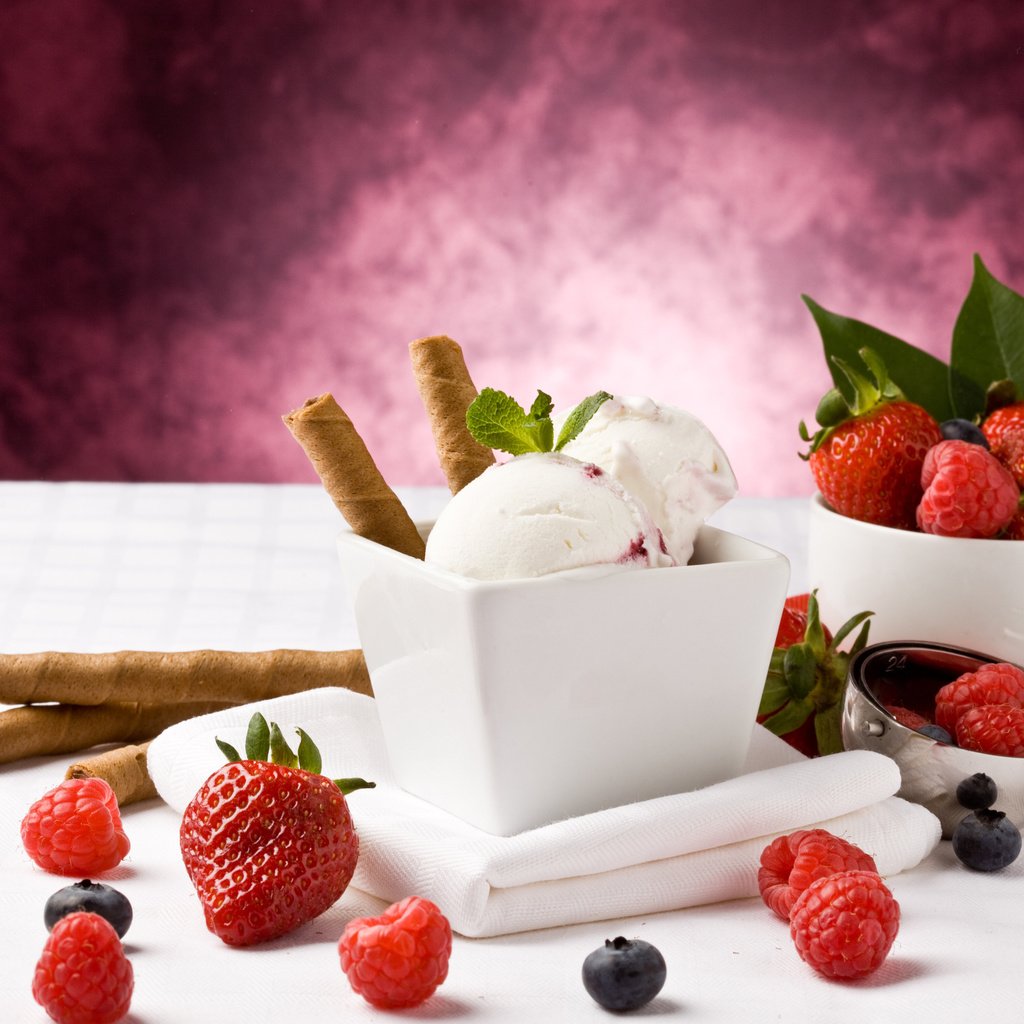 Обои малина, мороженое, клубника, ягоды, черника, трубочки, raspberry, ice cream, strawberry, berries, blueberries, tube разрешение 2560x1600 Загрузить