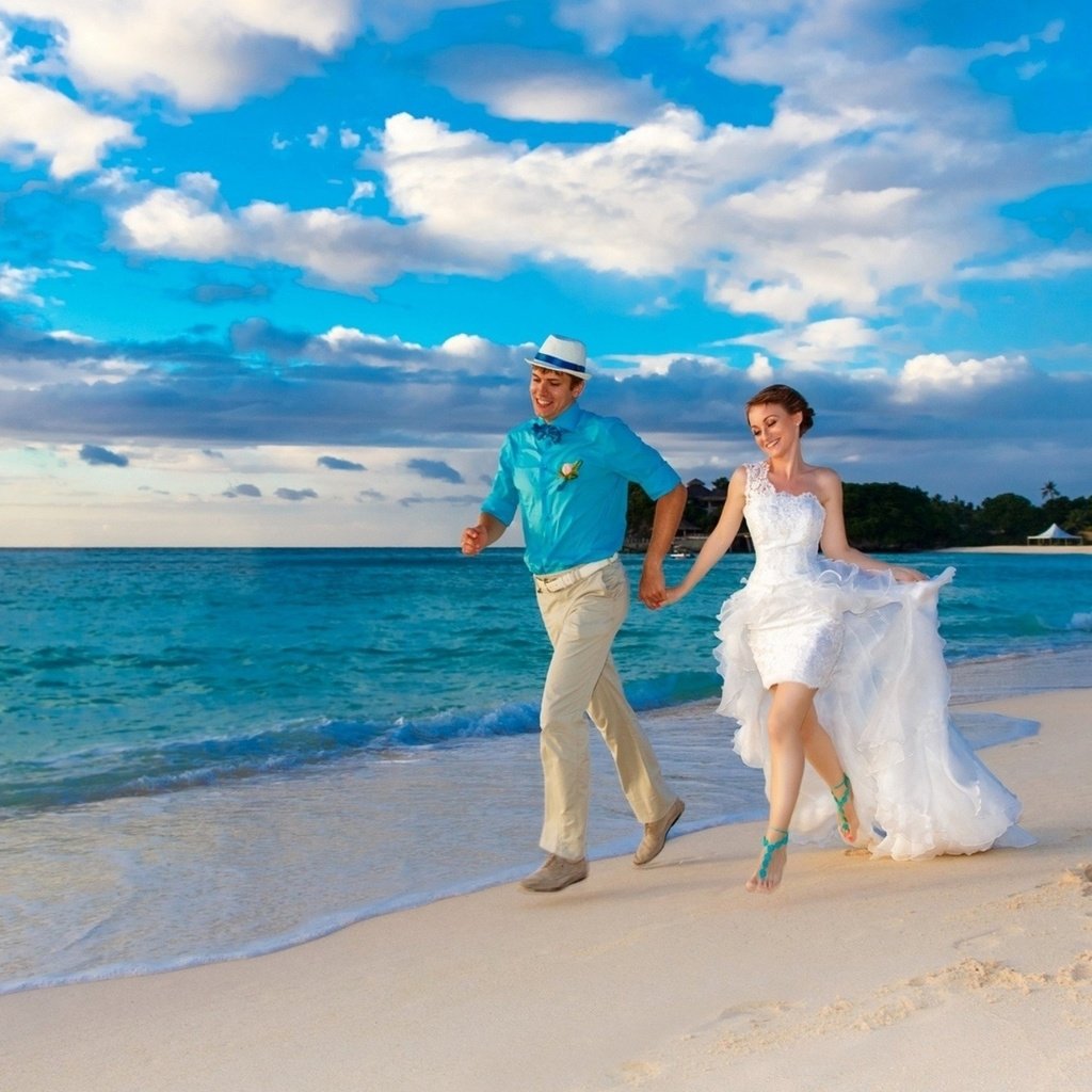 Обои море, пляж, радость, жених, невеста, молодожены, sea, beach, joy, the groom, the bride, the couple разрешение 2355x1472 Загрузить