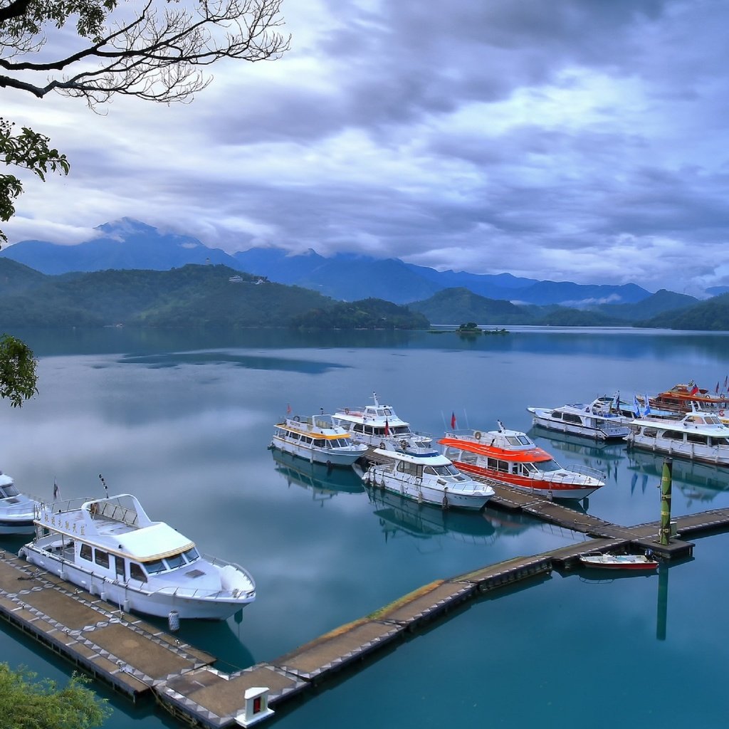 Обои небо, облака, вода, озеро, пейзаж, лодки, пристань, бухта, the sky, clouds, water, lake, landscape, boats, marina, bay разрешение 2560x1600 Загрузить