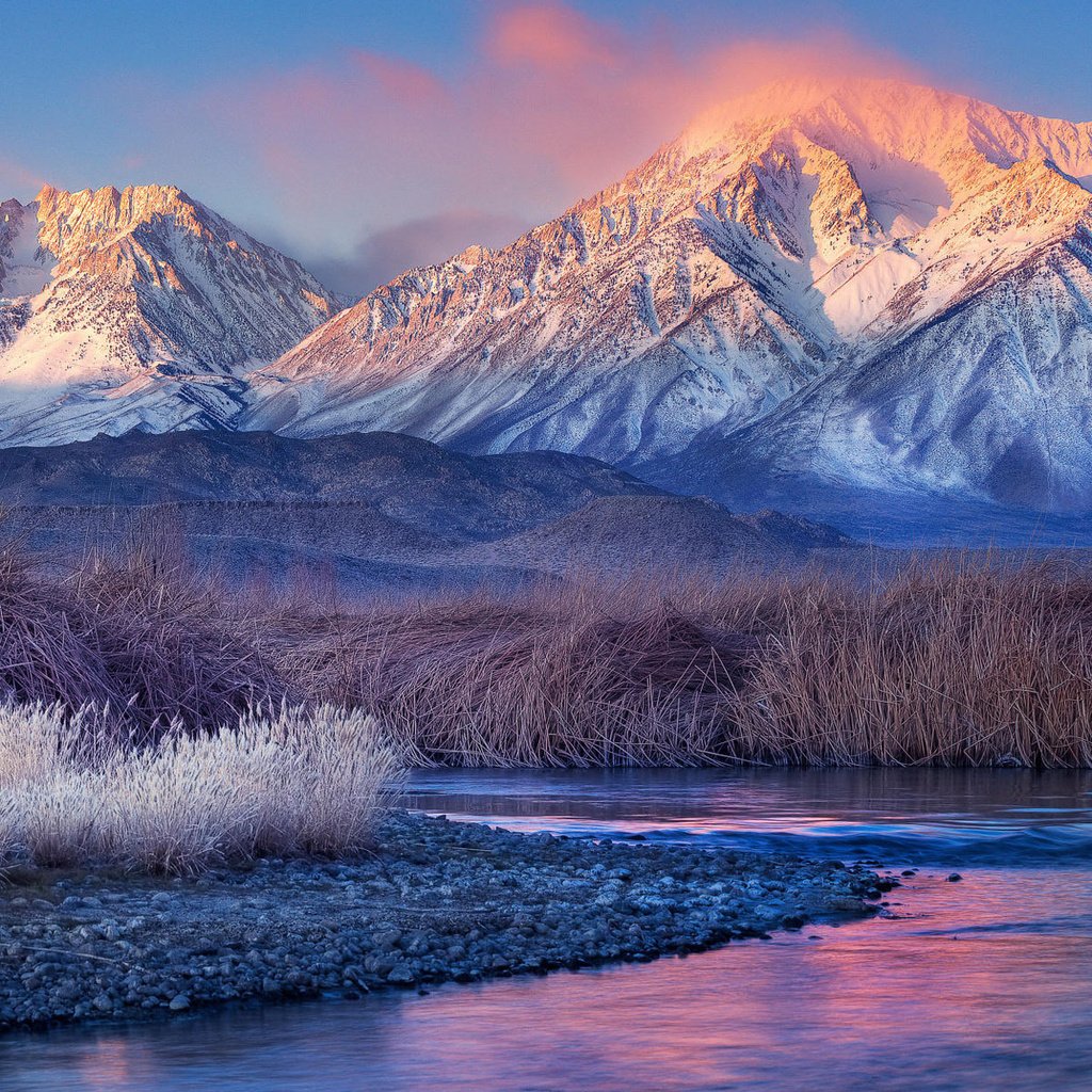 Обои трава, вода, горы, снег, камни, пейзаж, grass, water, mountains, snow, stones, landscape разрешение 1920x1200 Загрузить