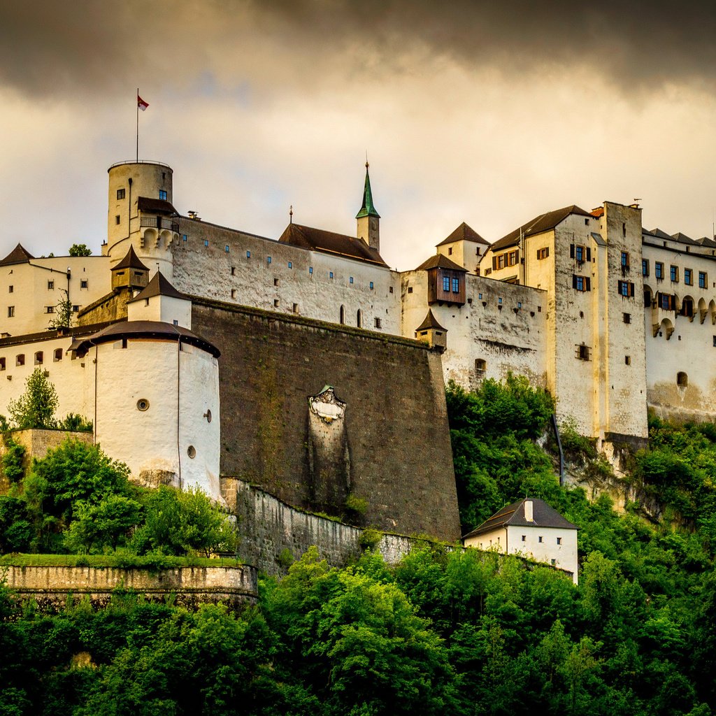 Обои зелень, тучи, австрия, крепость, хоэнзальцбург, festung hohensalzburg, greens, clouds, austria, fortress, hohensalzburg разрешение 3520x2000 Загрузить