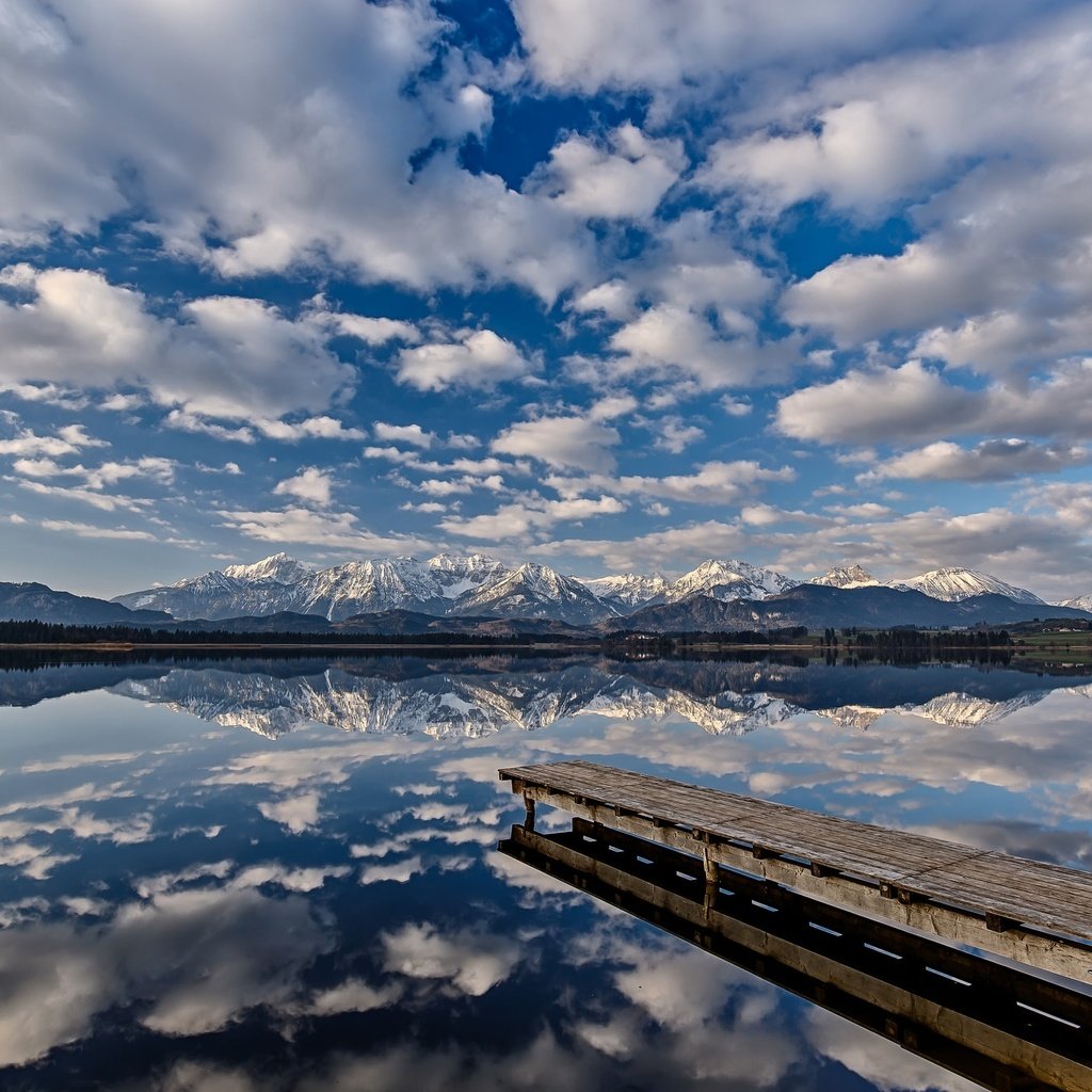 Обои небо, облака, озеро, горы, отражение, пирс, зеркало, the sky, clouds, lake, mountains, reflection, pierce, mirror разрешение 2048x1335 Загрузить