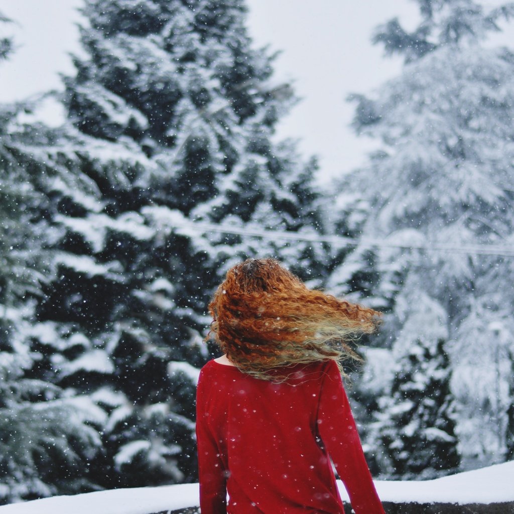 Девушка с кудрявыми волосами зимой