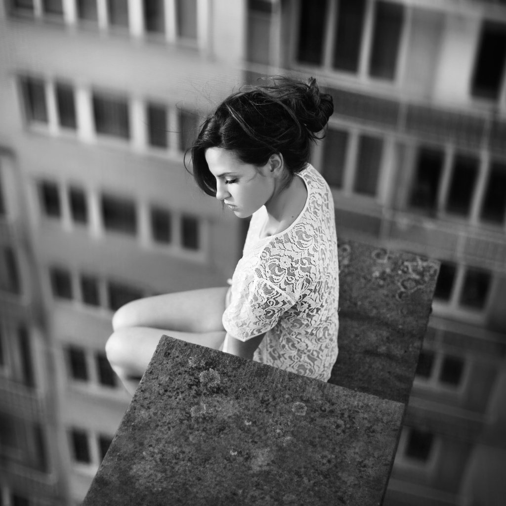 Обои девушка, фото, чёрно-белое, высота, сидит, крыша, дэвид olkarny, girl, photo, black and white, height, sitting, roof, david olkarny разрешение 5852x3980 Загрузить