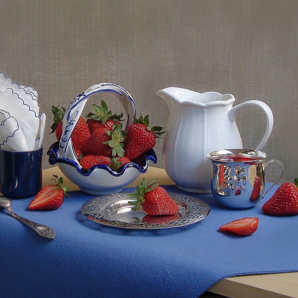 Обои клубника, кружка, ягоды, кувшин, натюрморт, вазочка, салфетки, strawberry, mug, berries, pitcher, still life, vase, swipe разрешение 1920x1425 Загрузить