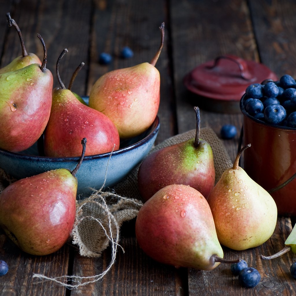 Обои фрукты, ягоды, черника, посуда, натюрморт, груши, anna verdina, fruit, berries, blueberries, dishes, still life, pear разрешение 2000x1259 Загрузить