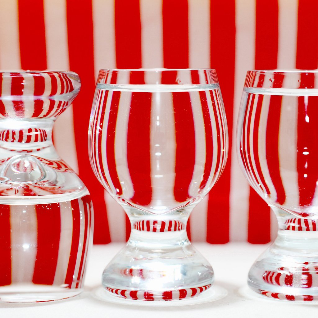 Обои полосы, красные, белые, стекло, посуда, бокалы, прозрачные, strip, red, white, glass, dishes, glasses, transparent разрешение 2048x1425 Загрузить