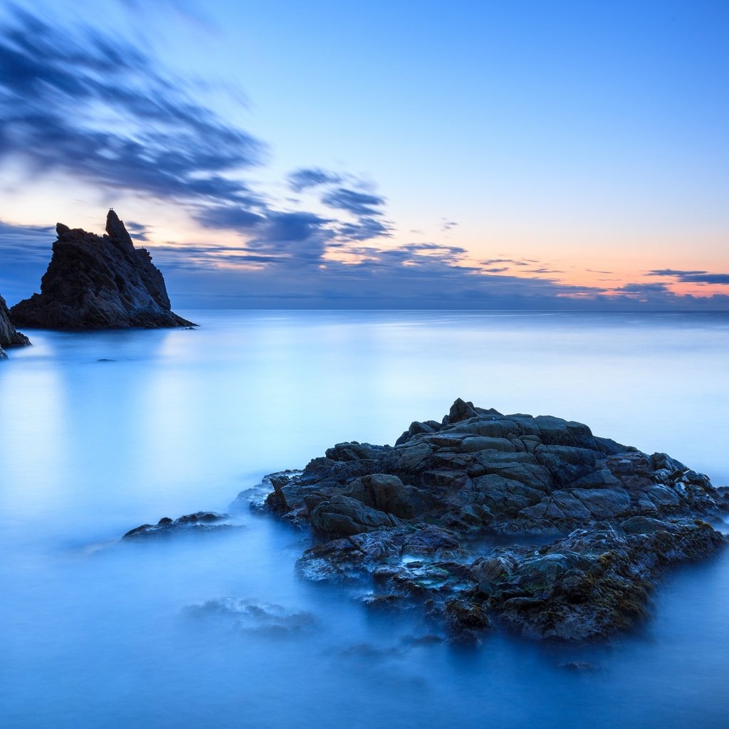 Обои небо, облака, вечер, скалы, камни, море, the sky, clouds, the evening, rocks, stones, sea разрешение 2048x1365 Загрузить