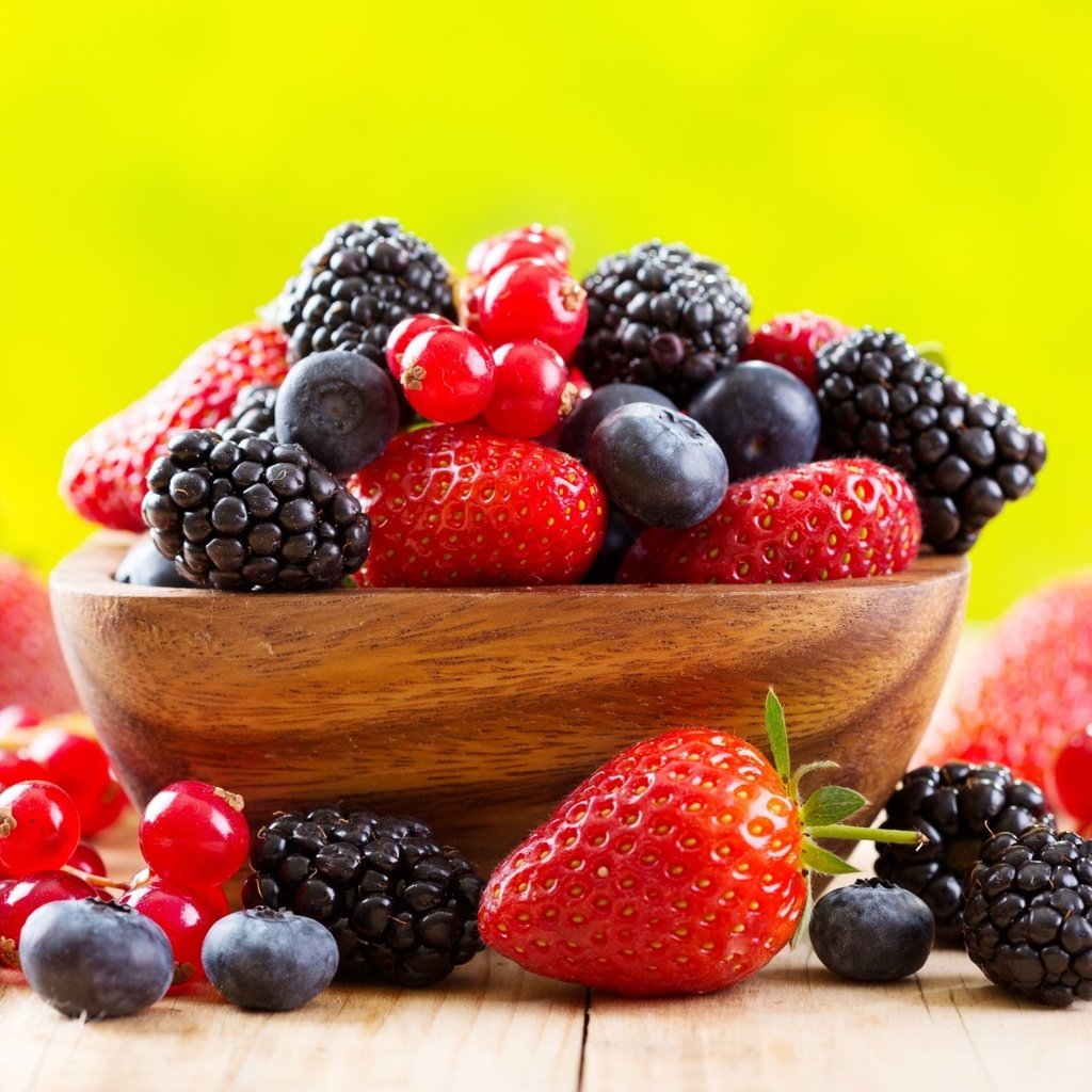 Обои фон, клубника, ягоды, чашка, черника, ежевика, смородина, background, strawberry, berries, cup, blueberries, blackberry, currants разрешение 1920x1351 Загрузить