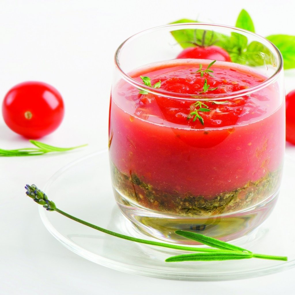 Можно ли томатный сок при диабете 2. Томатный сок. Салат коктейль томатный. Гаспачо. Томатный сок с зеленью.