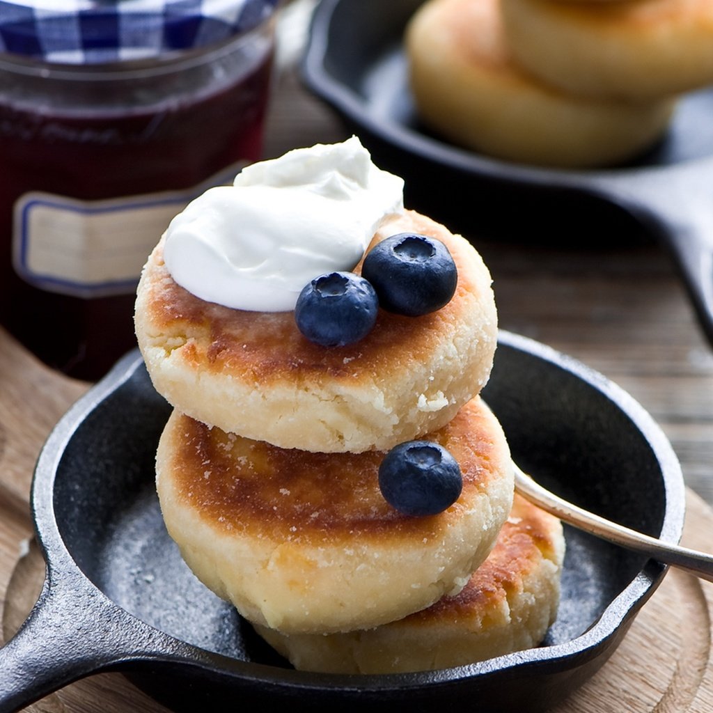 Обои ягоды, черника, выпечка, натюрморт, сметана, оладьи, сырники, berries, blueberries, cakes, still life, sour cream, pancakes, cheesecakes разрешение 1920x1280 Загрузить