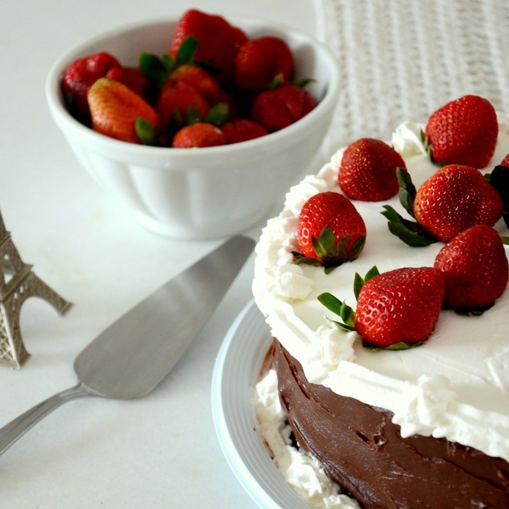 Обои крем для торта, клубника, ягоды, сладкое, эйфелева башня, торт, десерт, cream cake, strawberry, berries, sweet, eiffel tower, cake, dessert разрешение 1920x1271 Загрузить