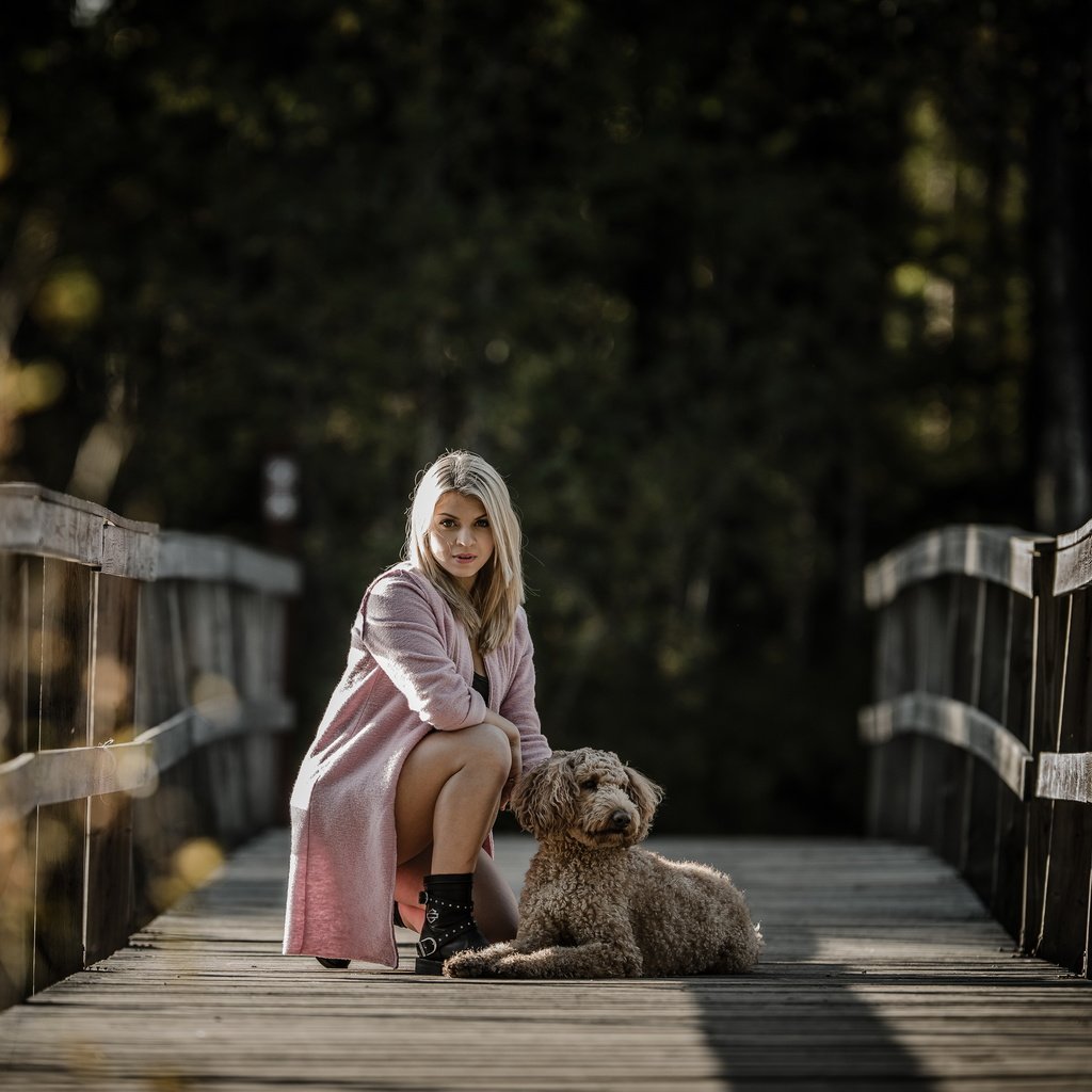 Обои девушка, настроение, блондинка, мост, собака, girl, mood, blonde, bridge, dog разрешение 4497x2821 Загрузить