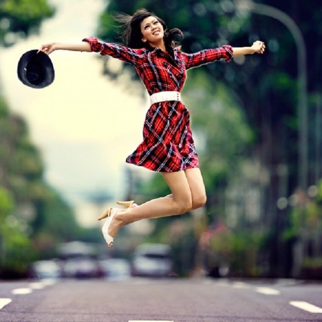 Обои дорога, девушка, взгляд, прыжок, волосы, лицо, свобода, road, girl, look, jump, hair, face, freedom разрешение 1920x1080 Загрузить