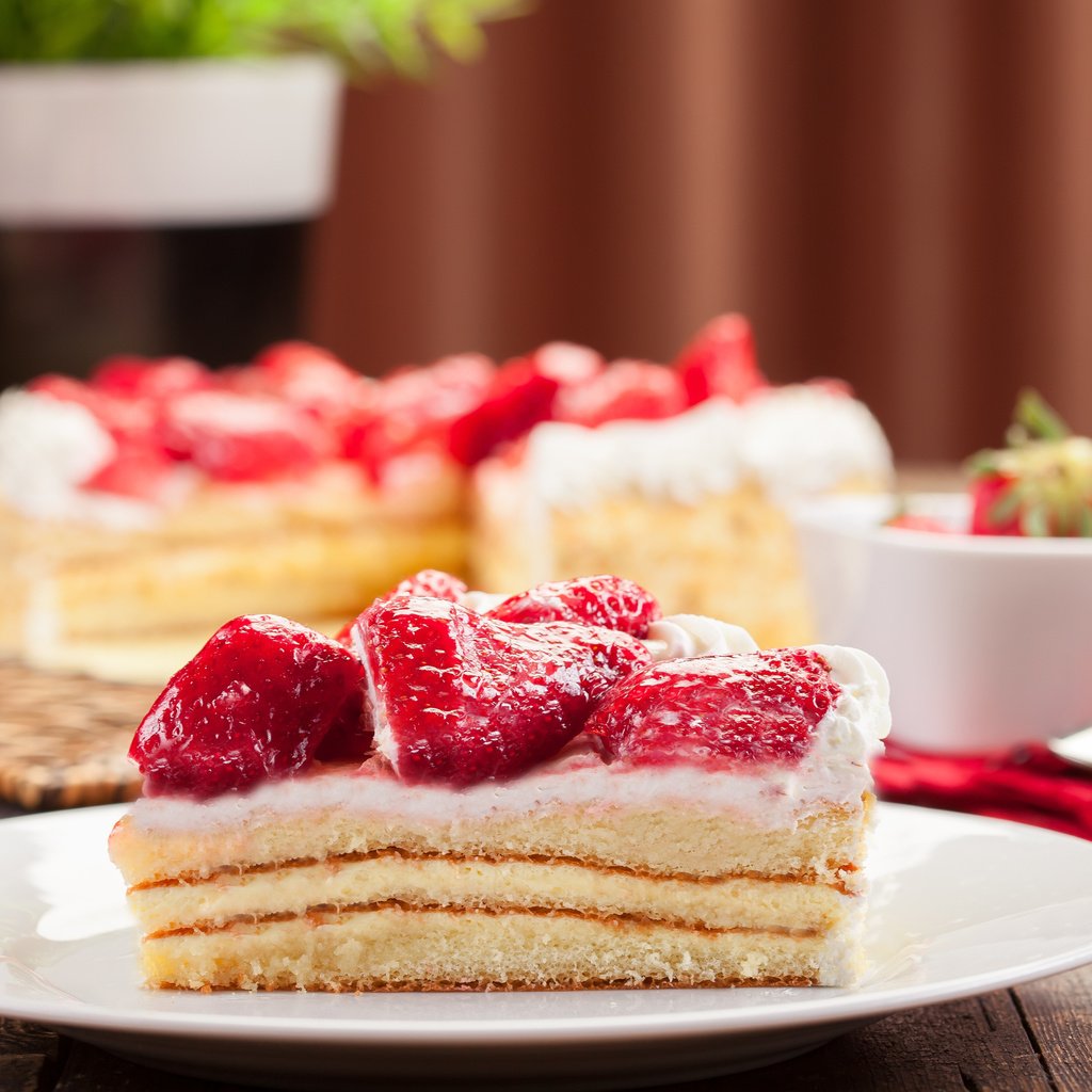 Обои крем для торта, клубника, ягоды, сливки, торт, пирожное, кусочек, cream cake, strawberry, berries, cream, cake, piece разрешение 2560x1600 Загрузить