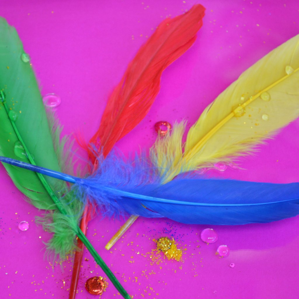 Обои капли, разноцветные, перья, розовый фон, перышки, drops, colorful, feathers, pink background разрешение 1920x1440 Загрузить