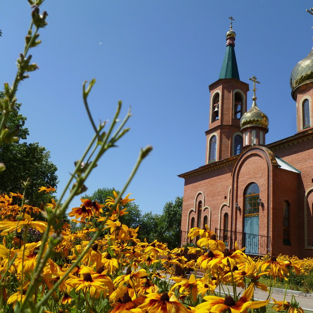 Обои цветы, желтый, храм, церковь, крест, flowers, yellow, temple, church, cross разрешение 4320x3240 Загрузить